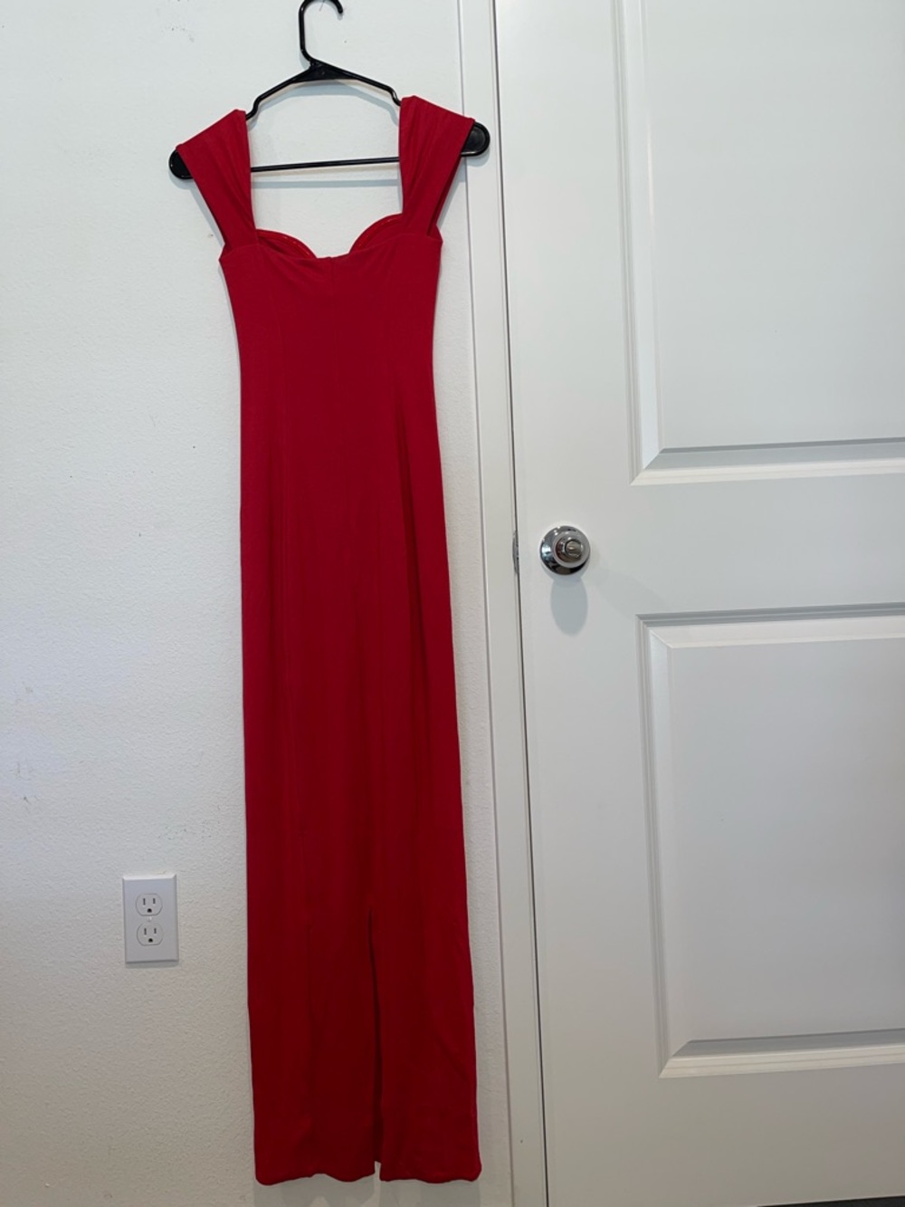Elegant Red Maxi Dress with Sweetheart Neckline - Picture 5 of 8